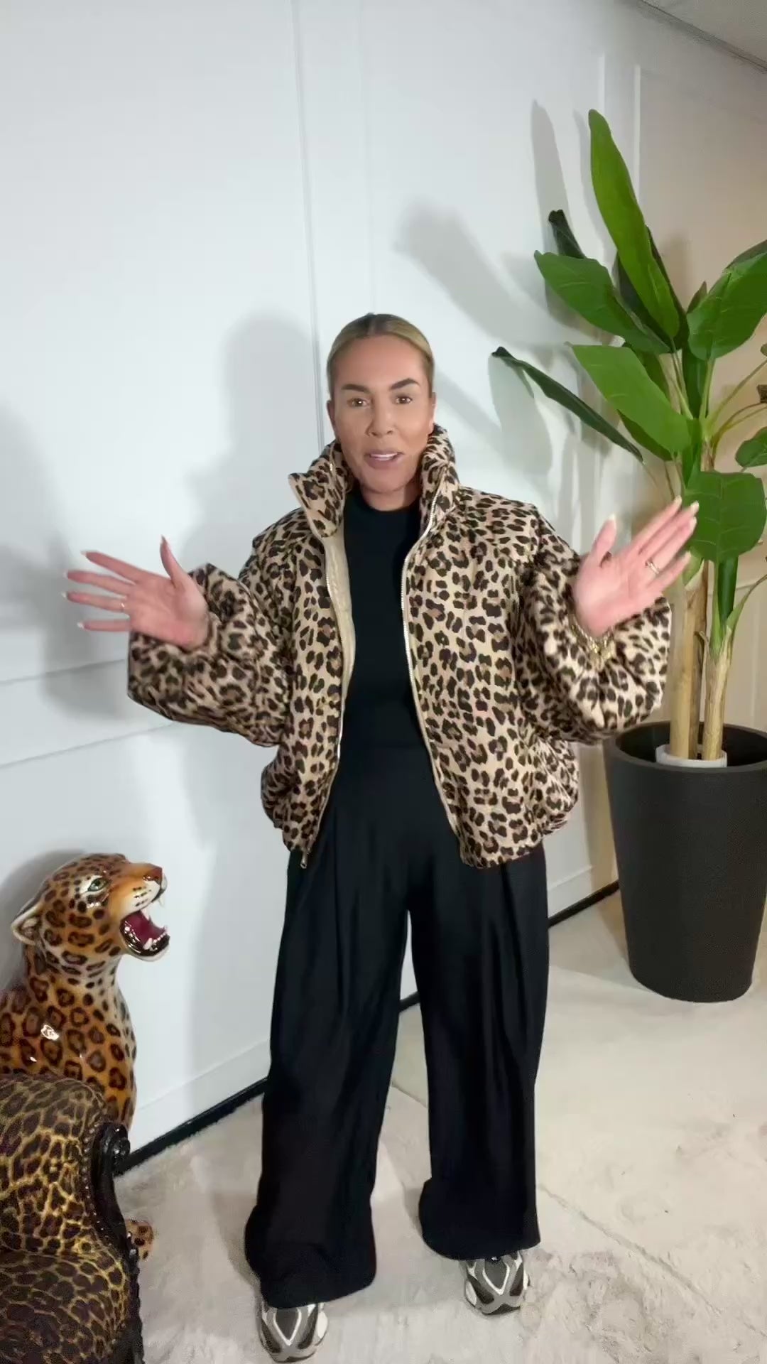 Video laden: PUFF JACKET PANTERPRINT