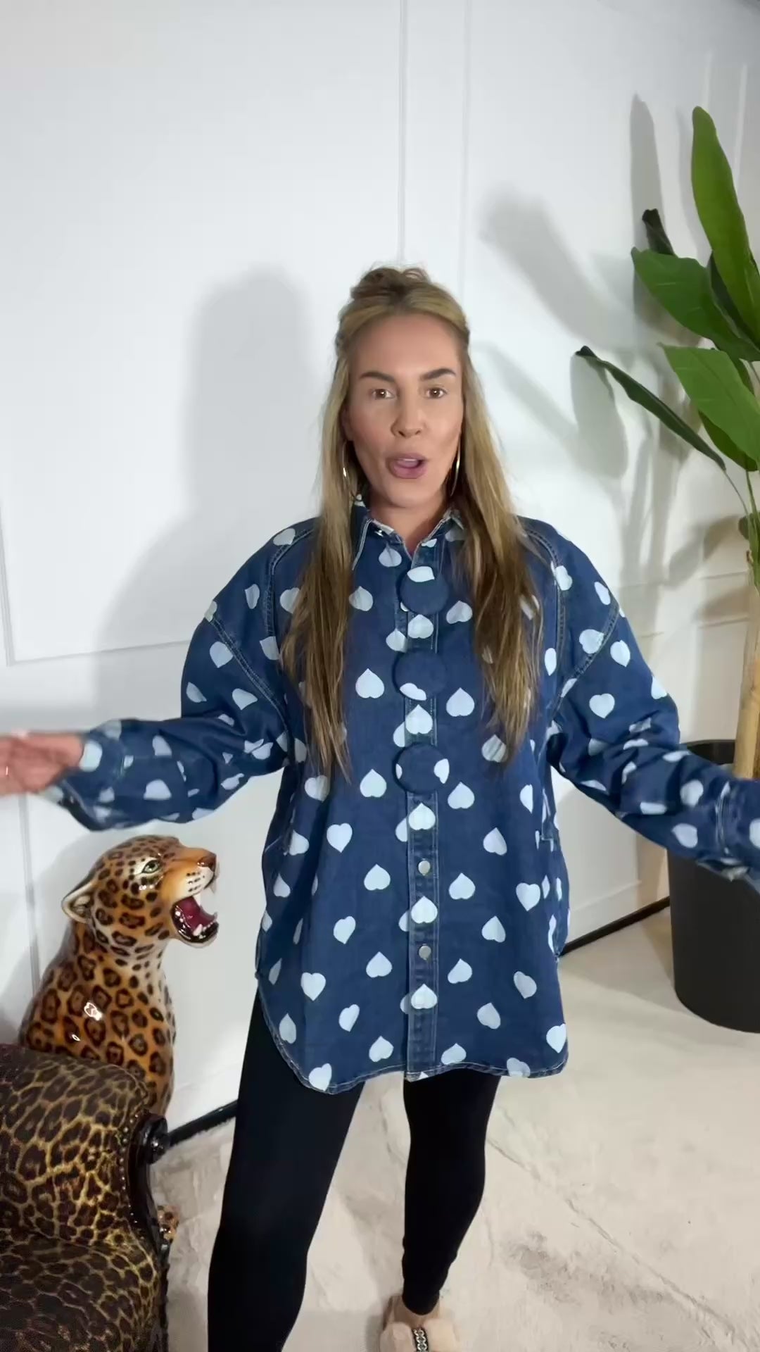 Video laden: WHITE HEART OVERSIZED DENIM BLOUSE