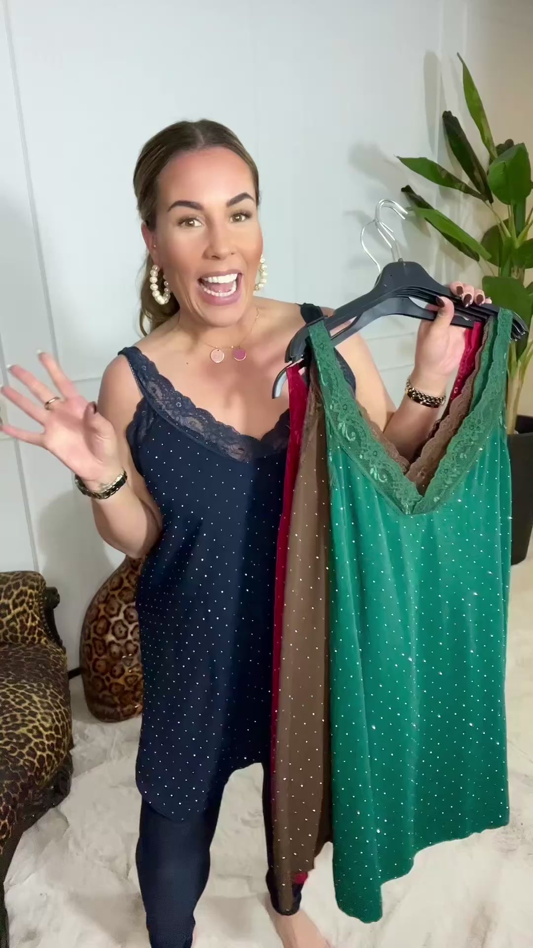 Video laden: WOMAN TOP *GLITTER* (T/M 50) + VIDEO