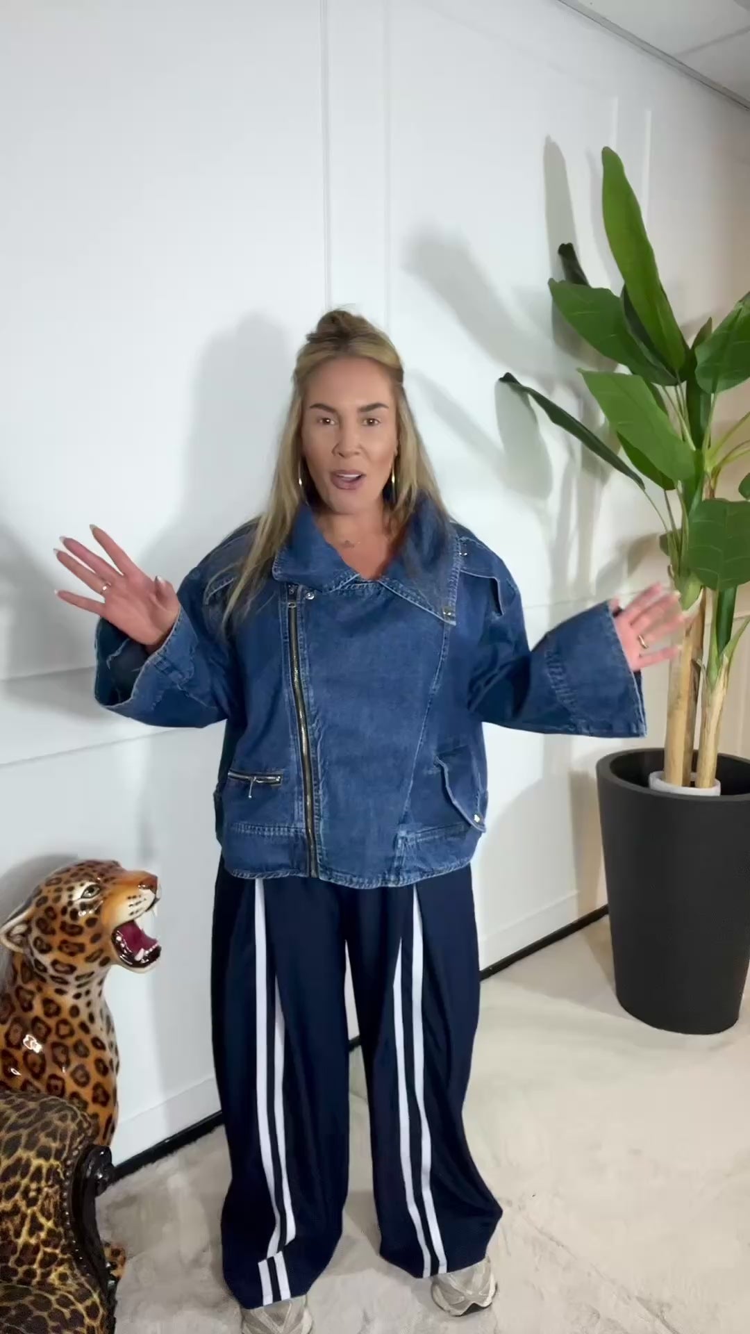 Video laden: JOLIE DENIM BIKER JACKET