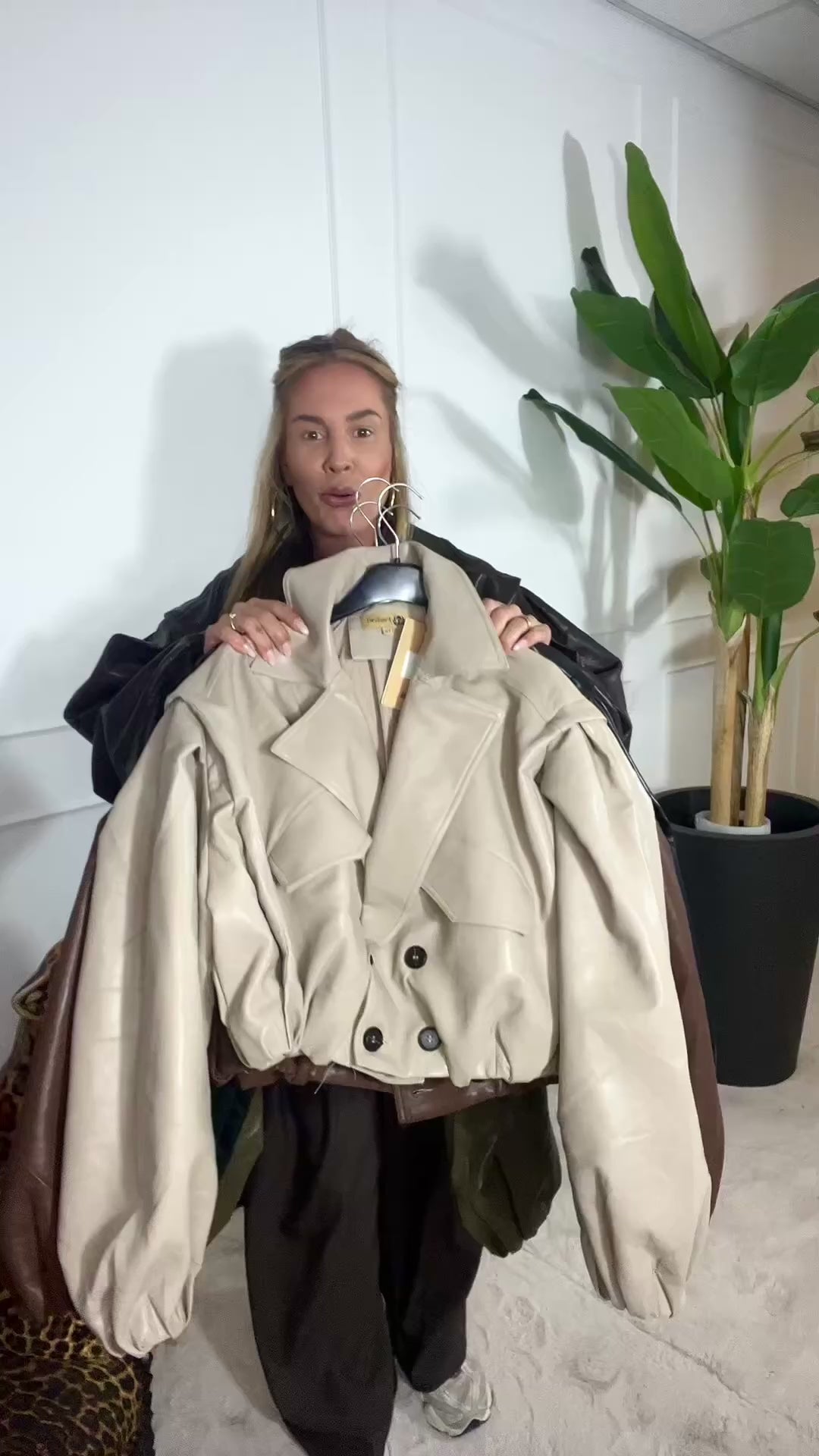 Video laden: MABEL LEATHERLOOK JACKET