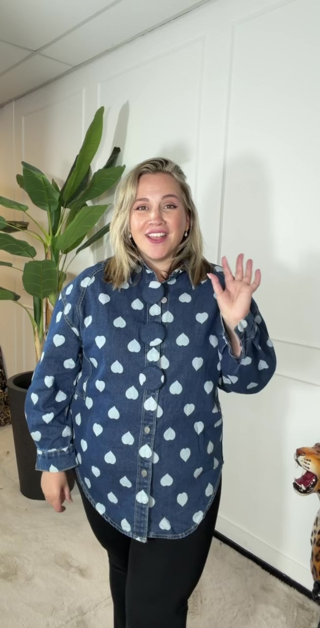 Video laden: WHITE HEART OVERSIZED DENIM BLOUSE