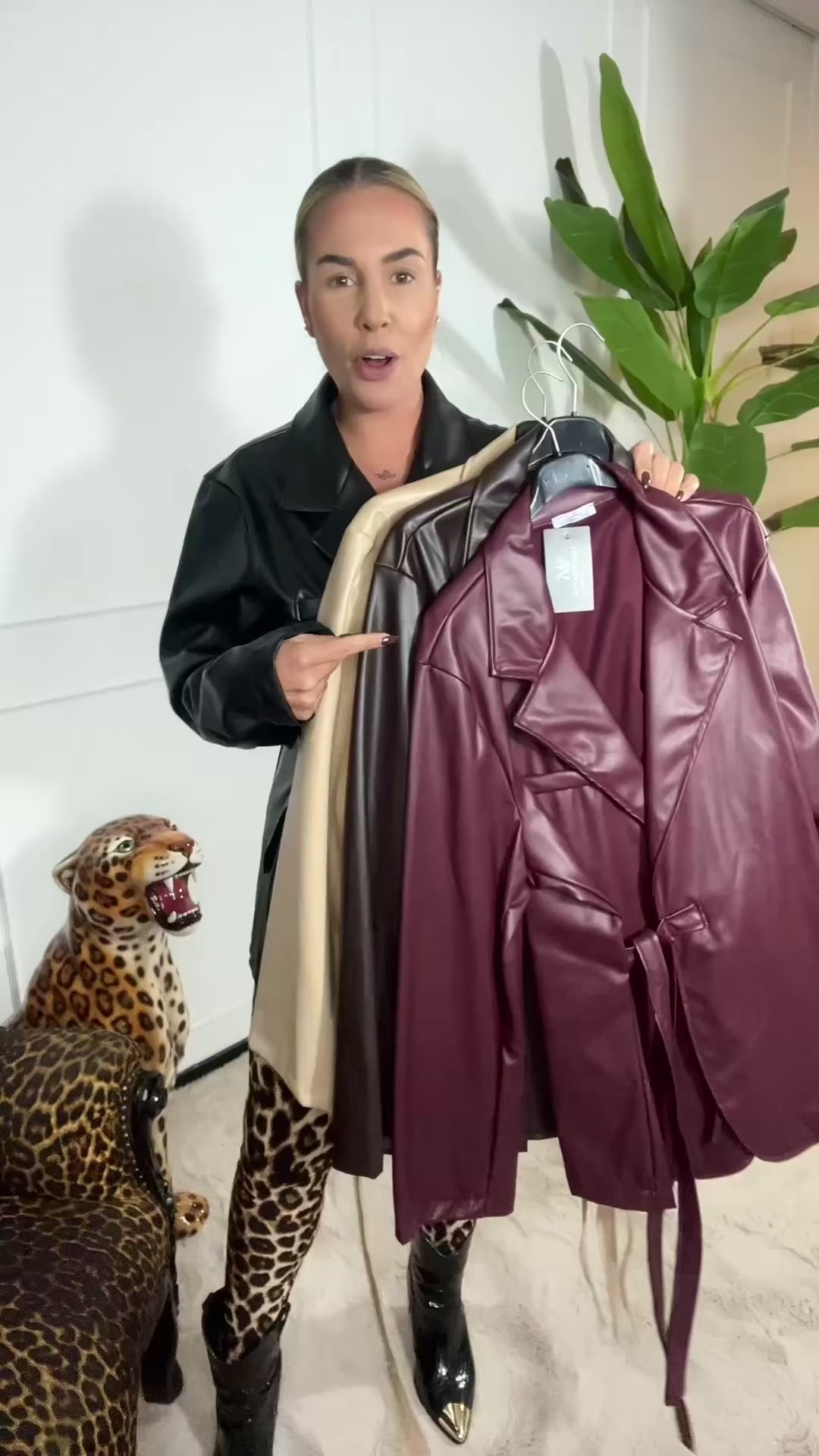 Video laden: CHERIE LEATHER WRAP BLAZER